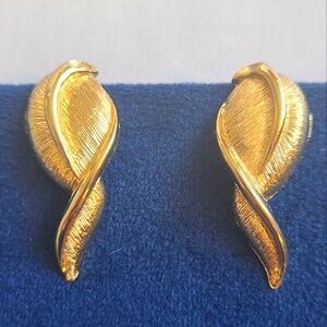 Vintage MONET Brushed Gold Tone Twisted Leaf Feather Clip On Earrings 1.25"